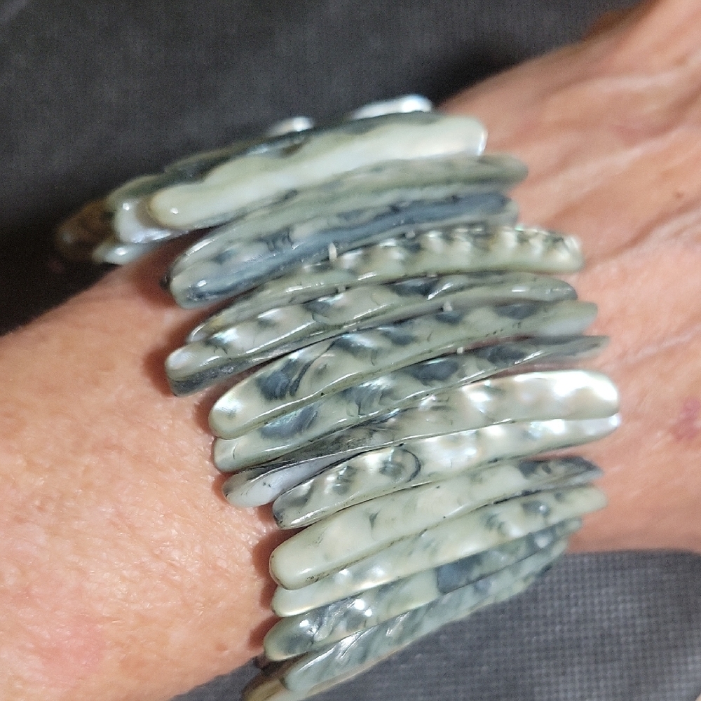Elegant Gray Shell Bracelet